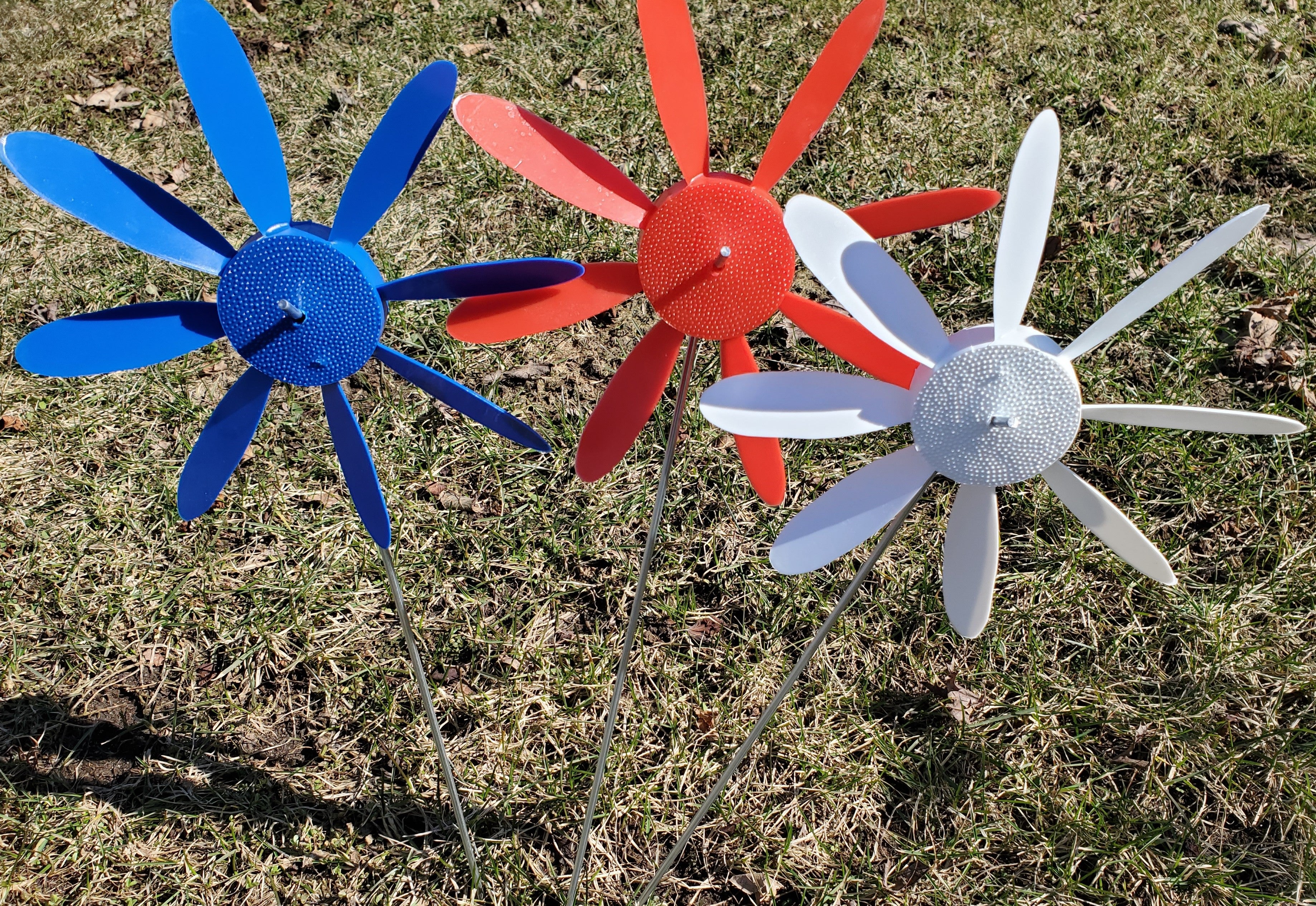 Spinning Daisy, 3 sizes, various colors.