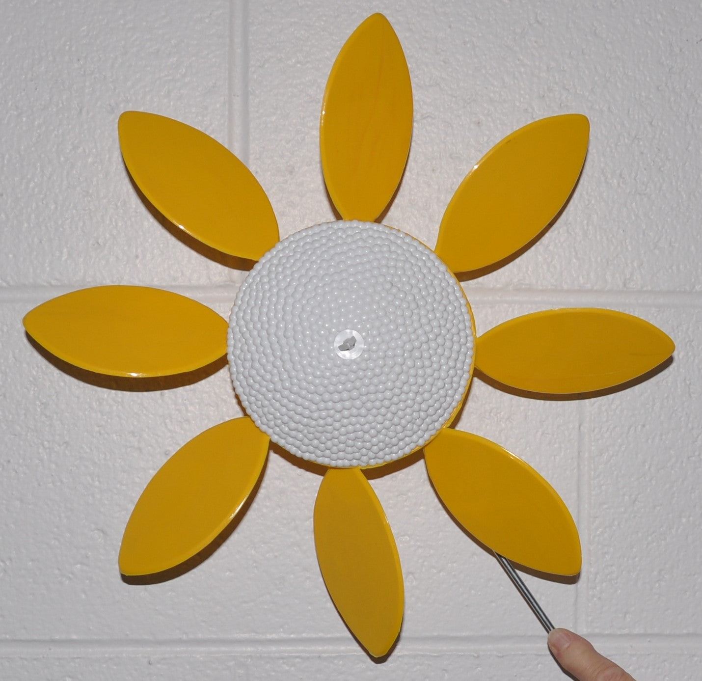 Spinning Daisy, 3 sizes, various colors.