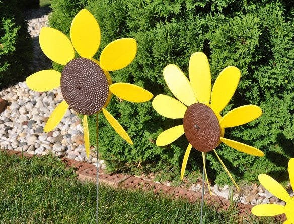 Spinning Daisy, 3 sizes, various colors.